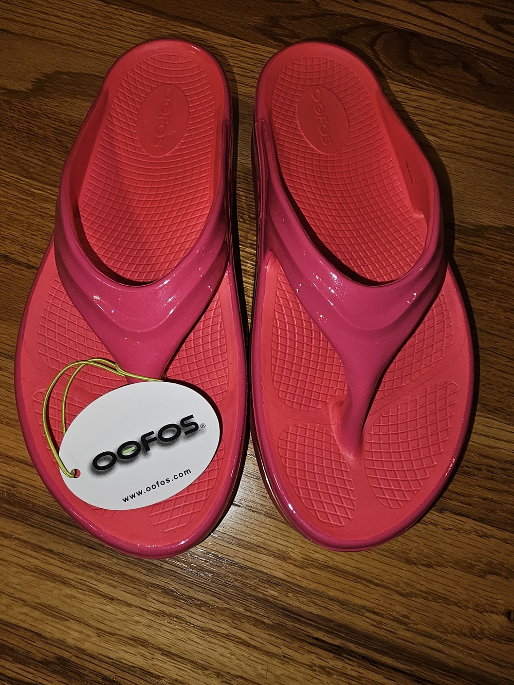 OOFOS Oomega Oolala Luxe Women’s Flip Sandals In Neon Berry Punch